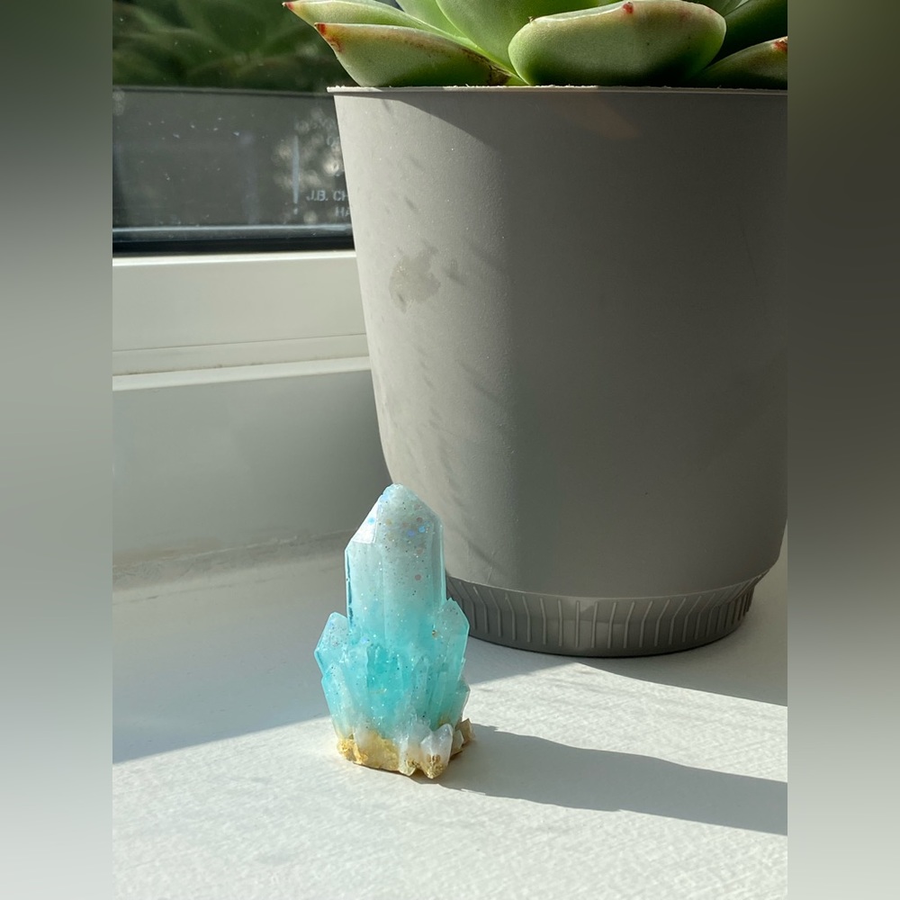 House decoration ~ Frozen light blue crystal cluster with gold flakes 💙🤍